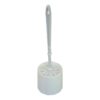Brosse de toilette en plastique avec support intégré pour un rangement pratique et hygiénique.